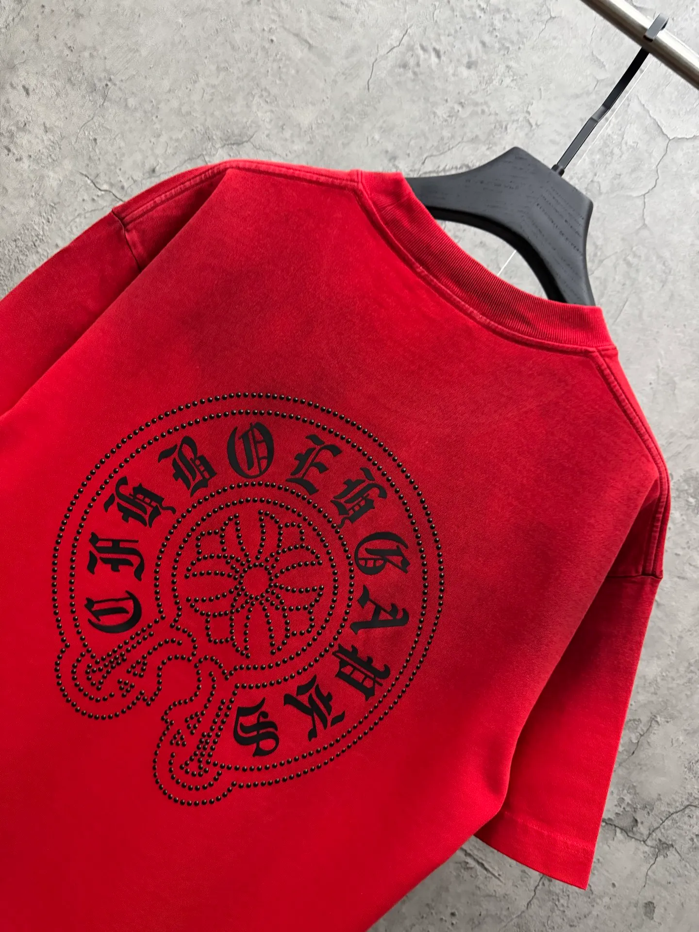 P210 top version, real shot without P, ​​different from market currency) 𝗖𝗵𝗿𝗼𝗺𝗲 𝗛𝗲𝗮𝗿𝘁𝘀/Croxin 2026 Spring New Original Single Counter American Washed Ding Lettering Film Embroidered Couple Short Sleeves 👑The highest version! Customized fabric 320 grams, washed and fried, spray horse slip craft, best-selling model at the counter, very comfortable to wear. Accessories: original molded and authenticated collar label ➕ 100% silk wash label. Genuine purchase-grade original hangtag➕matching hanging rope➕3D hanging beads➕original packaging bag. Craftsmanship: The original version has consistent wiring! The highest version of the armhole matching technique! Color: Red Black Size: M L XL 2XL Style No.: 2062